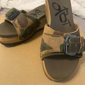 OTBT sandals size M8 in Army Color